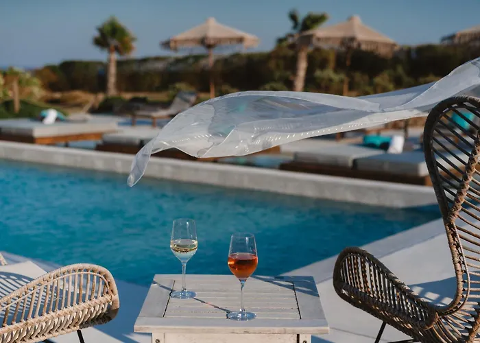 מלון Myconian Crown 4*